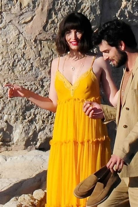 ana de armas yellow dress