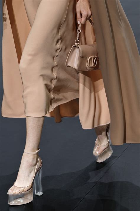 Cómo llevar zapatos de tacón transparente en Primavera-Verano 2023 | Vogue