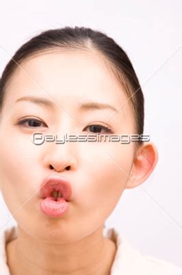 口をすぼめる女性 - 商用利用可能な写真素材・イラスト素材ならストックフォトの定額制ペイレスイメージズ