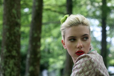 Scarlett Johansson: Bokeh Beauty in 4K Ultra HD Wallpaper