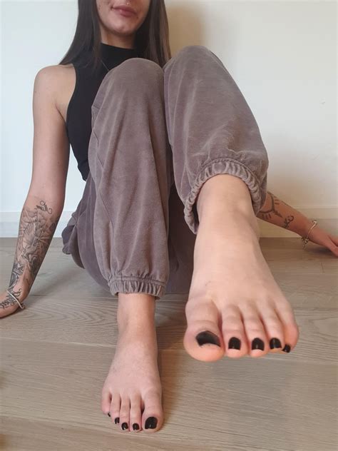 My toes are perfect for sucking : r/Feetishh