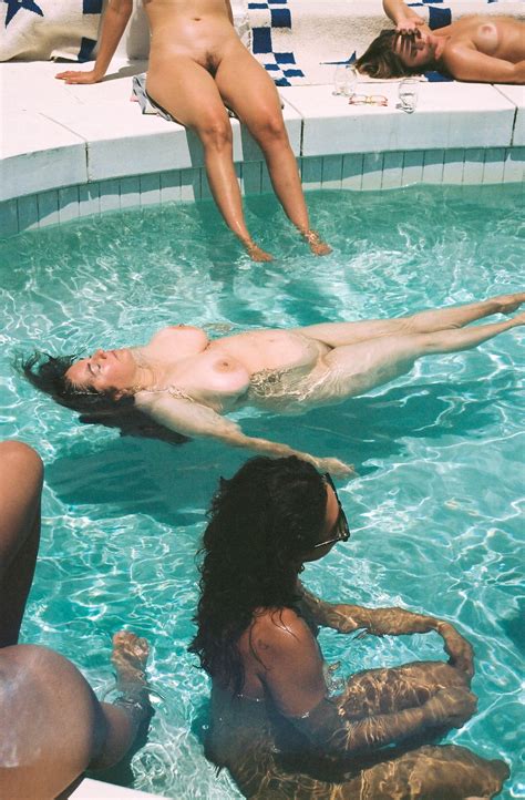 Group of Nude Girls - The Fude Experience