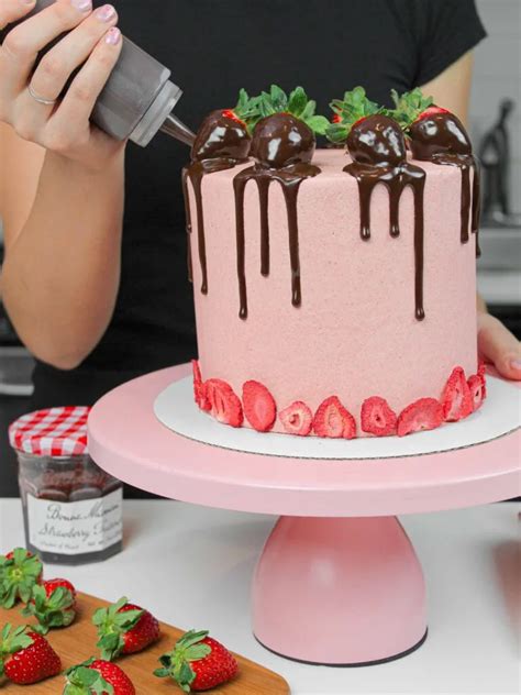 Strawberry Squirt Cake: The Perfect Dessert for Any Occasion (Simple!) - uniyz0r