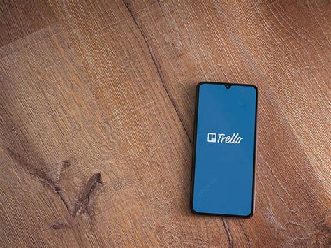 พื้นหลังหน้าจอเริ่มต้นของแอพ Trello ที่มีโลโก้บนหน้าจออุปกรณ์มือถือสีดำ ...