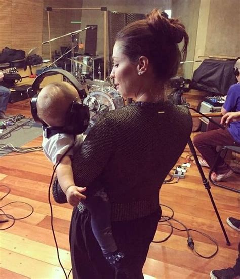 Pitty Tem Filho - Pitty mostra a primeira vez da filha Madalena em um estúdio de música