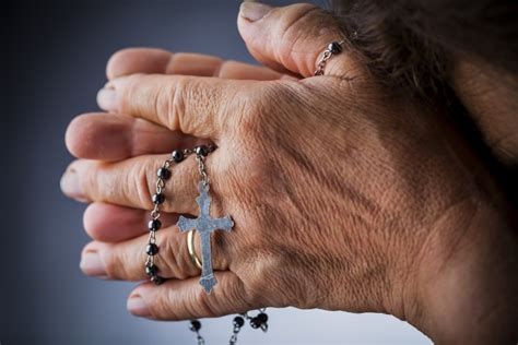 Руки с четками — Hands with rosary