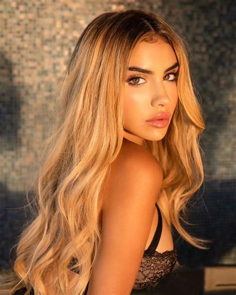 Alexa Dellanos presume sus increíbles curvas en la playa y ‘enciende