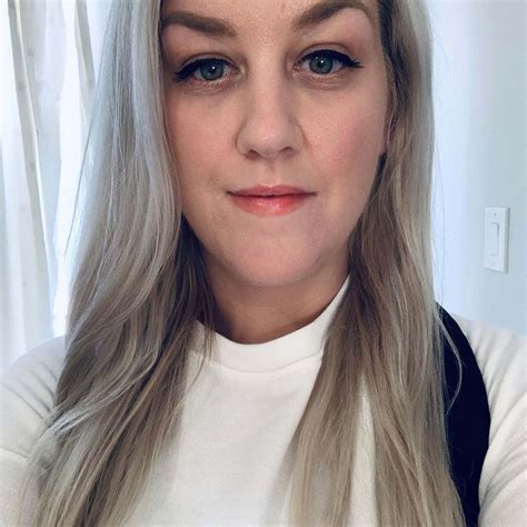 American Bully Thinks She’s a Tiny Lapdog and Mom’s Workday Never Stood