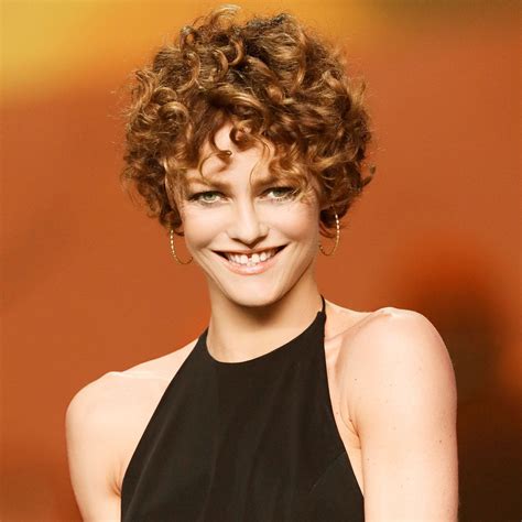 Detailed styling guide explains how to get cute short curly hairstyles for older ladies 30