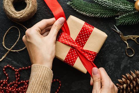 5 Simple Gift Wrapping Hacks For Christmas Presents - Christmas Gift