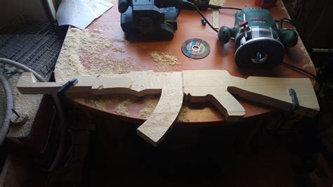АК-47 из куска дерева | Yablor.ru