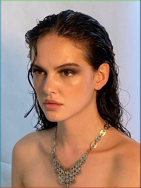20 Modern Wet Hair Looks and Styling Techniques 16