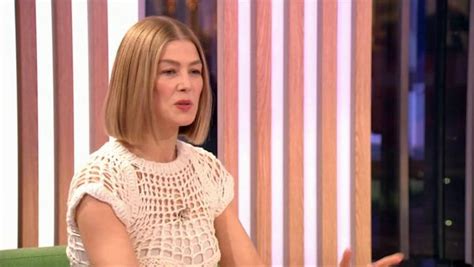 Why Rosamund Pike has a Chinese name and her children speak Mandarin ...
