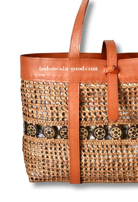 Handbags supplier in Bali in Indonesia rattan natural fiber leaf tote