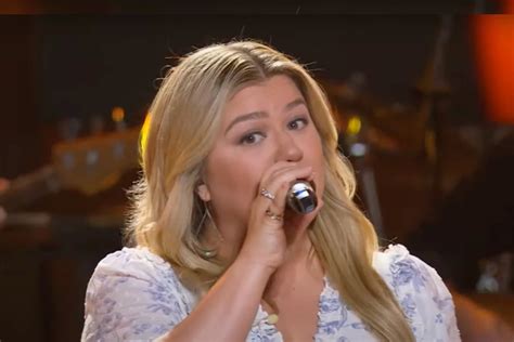 Kelly Clarkson’s Covers Hailey Whitters’ ‘Everything She Ain’t’ | WKKY ...