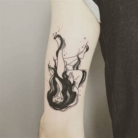 ¡48 elegantes tatuajes de mujeres desnudas que actualmente están arras