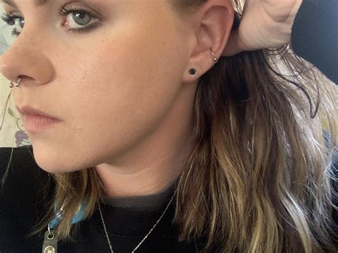 Celebrities With Attached Earlobes