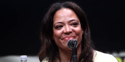 Alexis Fields 2022: Husband, net worth, tattoos, smoking & body