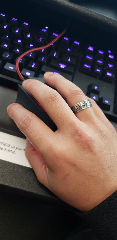 Question, does anyone grip there mouse like this? With the middle