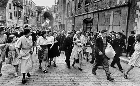 20 Incredible Photographs of France Taken by Robert Capa During World ...