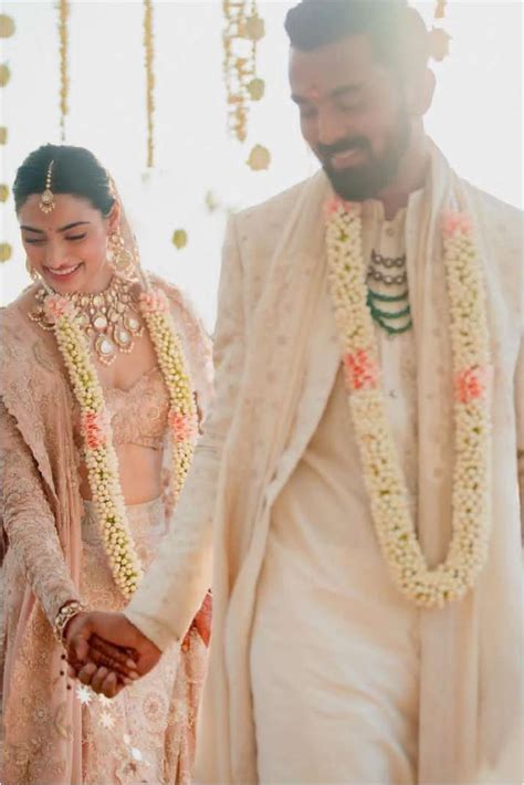 Athiya Shetty, KL Rahul's FIRST PHOTOS as married couple go viral ...