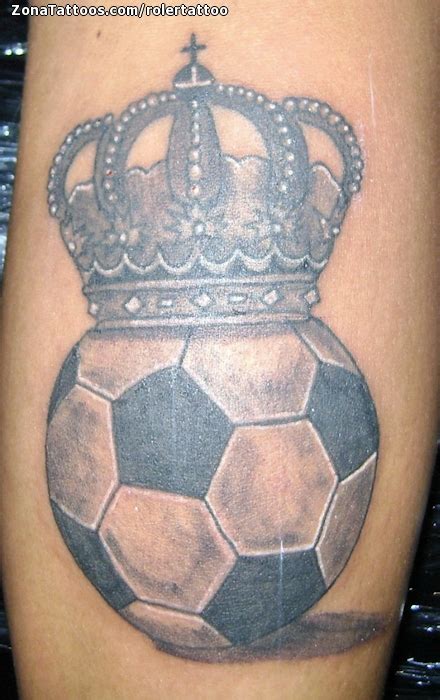 tatuaje de coronas balones futbol