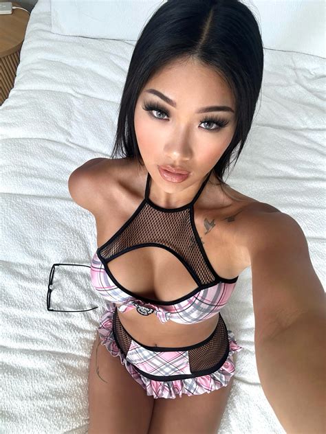 Martina Chen | You pay for dinner, I provide the view | Instagram