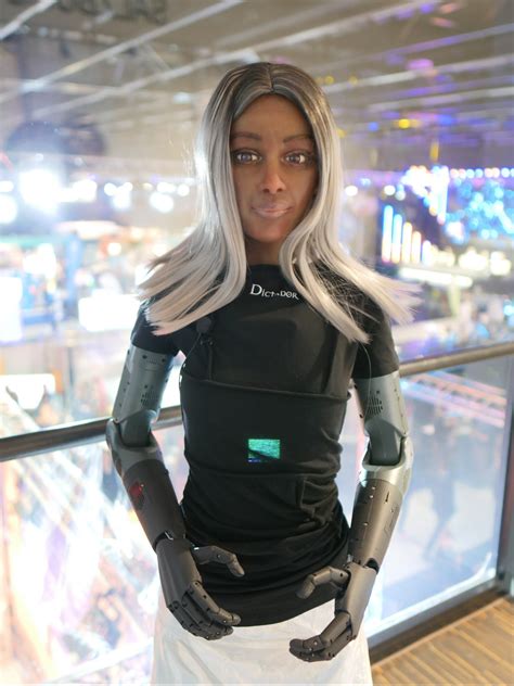 Mika, de Dictador, el primer humanoide consejero delegado con