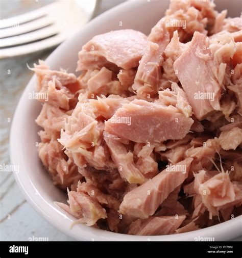 tinned tuna flakes Stock Photo - Alamy