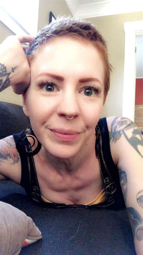 I really love having short hair : r/shorthairedhotties
