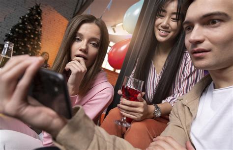 Truth or Dare - Hot dares to play with friends or your partner - Mobile App