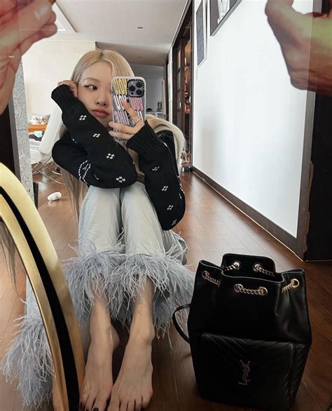 Rosé Blessing us with Amazing Pictures of Her Feet for Christmas. Seems