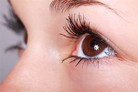 7 Mistakes That Ruin Eyelashes - My Weekly
