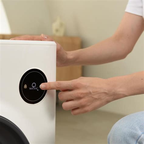 The Instant Self Cleaning Litter Box - Hammacher Schlemmer