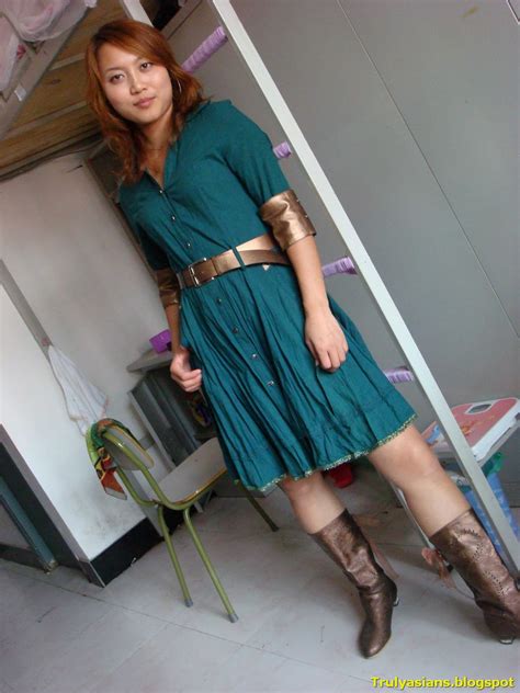 Sweet Looking Busty Chinese Girlfriend Posing Nude at Home (33 pics