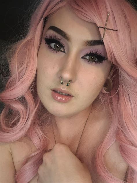 here to make you rethink how beautiful guys can be 💖 : r/MakeupAddiction