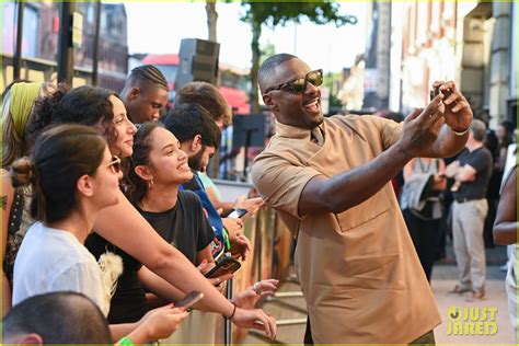 Idris Elba Snaps Pics With Fans at 'Beast' UK Premiere: Photo 4805671 ...