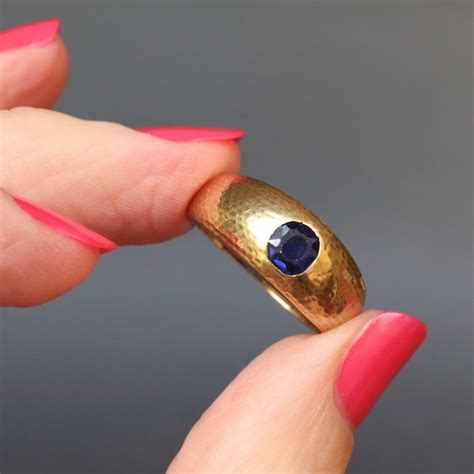 Vintage Art Deco era sapphire ring with hammered fini… - Gem