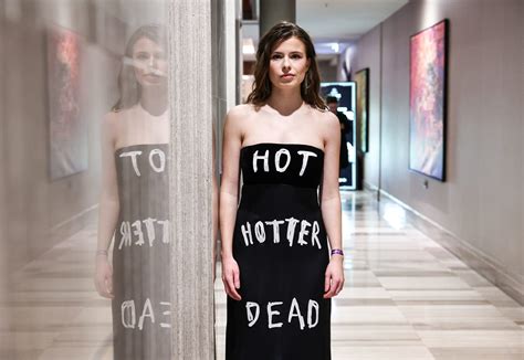 „Hot, Hotter, Dead“: Neubauers Kleid legt den Finger in die Wunde der