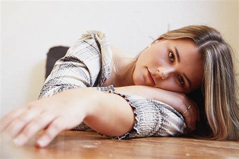 aussie singer elliot signs  republic records