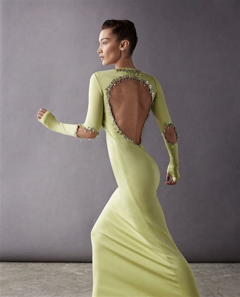 cut  dresses  tops   surprisingly chic   show