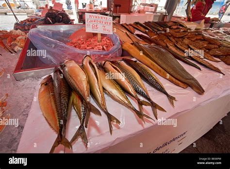 Fisch zum Verkauf am Fischmarkt an der Waterfront in Bergen, Norwegen ...