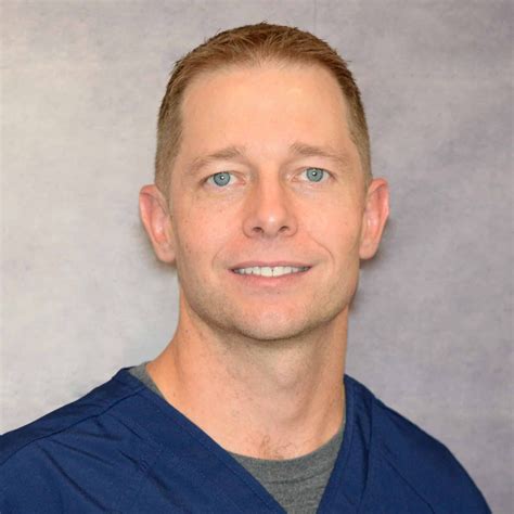 Left Shoulder Blade Pain: Causes & Treatments | CSC