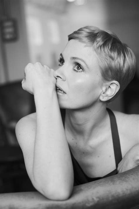 Intervista con Kate Phillips: Sui Personaggi Risoluti e le Donne dello